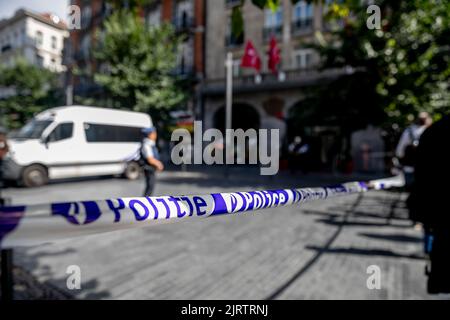 L'illustration montre une camionnette de police et un périmètre de sécurité au lieu d'un incident, une camionnette s'est emparée dans une terrasse dans le centre-ville de Bruxelles, dans le quartier Nieuwstraat - rue Neuve, vendredi 26 août 2022. La cause de l'incident est inconnue, les services de sauvetage et la police sont présents. BELGA PHOTO HATIM KAGHAT Banque D'Images