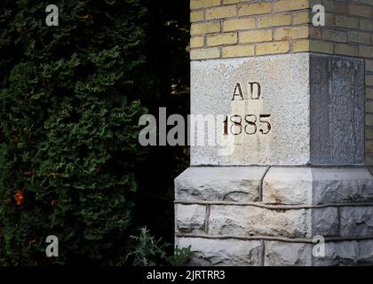 Les briques et la pierre angulaire d'un bâtiment construit en 1885 se trouvent à Manitowoc, Wisconsin. Banque D'Images