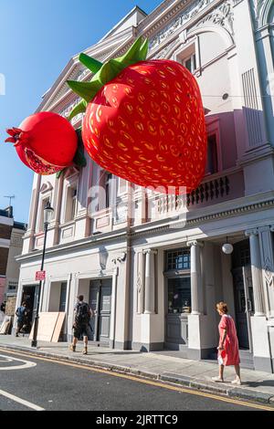 Notting Hill, Londres, Royaume-Uni. 26 août 2022 Tiger, Journey, Love – une grande exposition de l'artiste coréen Choi Jeong Hwa avec des pièces gonflables colorées, à grande échelle couvrant la façade du théâtre Coronet à Notting Hill . L'exposition aura lieu du 26 août -1 octobre crédit. amer ghazzal/Alamy Live News Banque D'Images