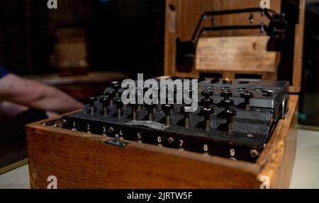 Une photo de l'importante machine de chiffrement Enigma, prise à l'intérieur du Musée de la Seconde Guerre mondiale, à Gdansk. Banque D'Images