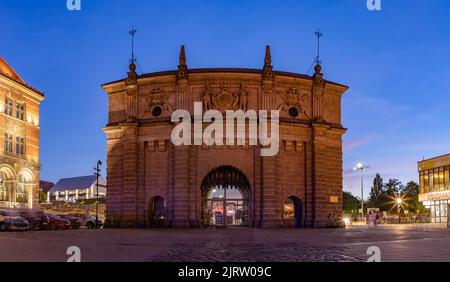 Une photo de la Grande porte (Gdansk), au coucher du soleil ou en début de soirée. Banque D'Images