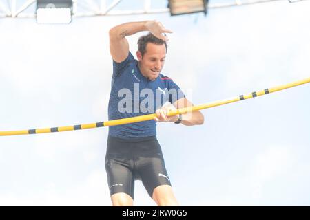 25 août 2022, Lausanne, lieu de navigation, Suisse: Lausanne Suisse, 08/25/2022: Renaud Lavillenie, de France, est en action lors de la compétition de saut à la ville de l'événement du Grand-Prix Athletissima Wanda Diamond League à Lausanne 2022. (Image de crédit : © Eric Dubost/Pacific Press via ZUMA Press Wire) Banque D'Images