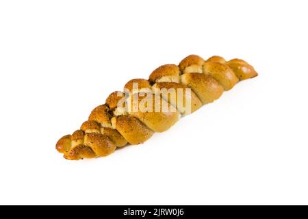 Pain tressé juif de type challah assaisonné de cannelle et de sucre. Roulé à la cannelle sous forme de pain. Savoureuse pâtisserie sucrée isolée sur fond blanc. Photo de haute qualité Banque D'Images