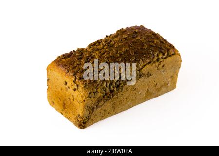 Photo studio isolée d'un pain de blé entier fraîchement cuit avec des graines de tournesol sur fond blanc. Concept de saine alimentation. Photo de haute qualité Banque D'Images