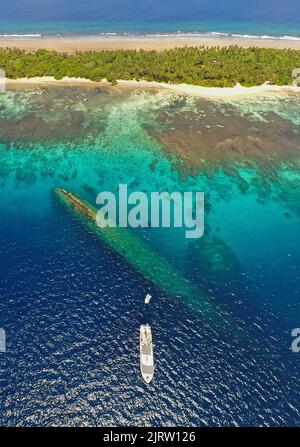 Vue aérienne, ancrage de bateau de plongée à l'épave de Prinz Eugen, croiseur lourd allemand, submergé le 22nd décembre 1946, atoll de Kwajalein, Îles Marshall Banque D'Images