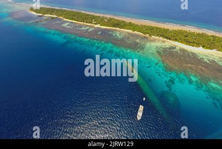 Vue aérienne, ancrage de bateau de plongée à l'épave de Prinz Eugen, croiseur lourd allemand, submergé le 22nd décembre 1946, atoll de Kwajalein, Îles Marshall Banque D'Images