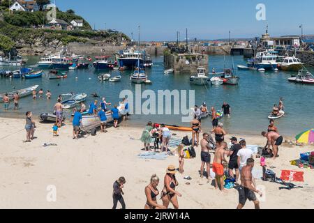 Bateaux de pêche et Voiliers amarrés dans le pittoresque port de Newquay en Cornouailles, en Angleterre, au Royaume-Uni. Banque D'Images