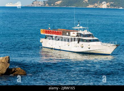 Ferry pour les Cinque Terre et un bateau de croisière en face de l'ancien village de Tellaro, mer Méditerranée, Golfe de la Spezia, Ligurie, Italie, Europe. Banque D'Images