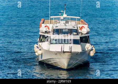 Ferry pour les Cinque Terre en face de l'ancien village de Tellaro, Lerici, mer Méditerranée, Golfe de la Spezia, Ligurie, Italie, Europe du Sud. Banque D'Images