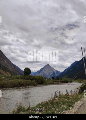 24 août 2022, Srinagar, Jammu-et-Cachemire, Inde : la vallée de Gurez est entourée de montagnes. C'est à environ 80 kilomètres de bandipora et à près de 120 kilomètres de la capitale estivale du Cachemire qui est Srinagar. Il est très entouré de paysages riches. La vallée a une signification particulière pour son célèbre pic connu sous le nom de pic ''Habba khatoon''. La vallée de Gurez est une zone frontalière qui la sépare du Pakistan. C'est un endroit sûr pour les touristes et les habitants de la région à visiter. (Credit image: © Musaib Iqbal Bhat/Pacific Press via ZUMA Press Wire) Banque D'Images