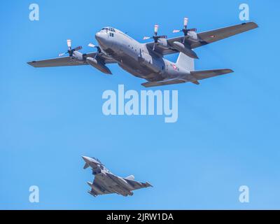 Lockheed C-130K Hercules et Eurofighter Typhoon au Royal International Air Tattoo 2022 Banque D'Images