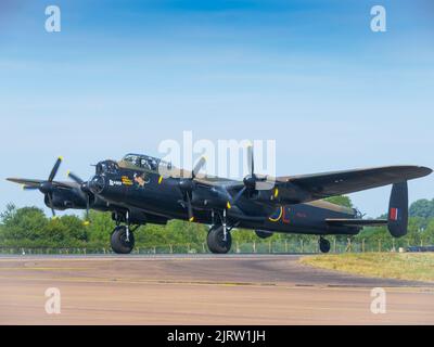 Avro Lancaster. Le vol commémoratif de la bataille d'Angleterre au Royal International Air Tattoo 2022b Banque D'Images
