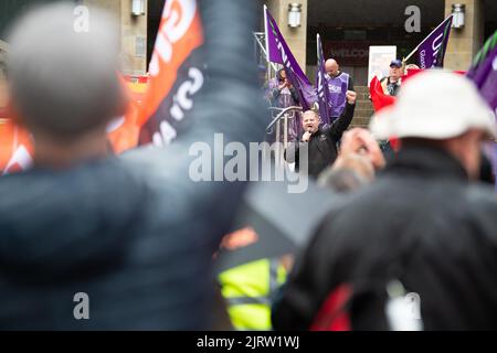 Glasgow, Écosse, Royaume-Uni. 26th août 2022. Rassemblement conjoint de grève dans le centre-ville de Glasgow: Photo - Gordon Martin RMT Scotland Organisateur régional Speaking Credit: Kay Roxby/Alamy Live News Banque D'Images