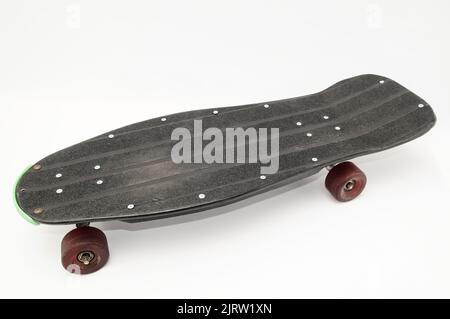 Skateboard noir de style vintage sur fond blanc Banque D'Images