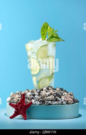 Verre de mojito cocktail sur fond bleu, encore la vie Banque D'Images