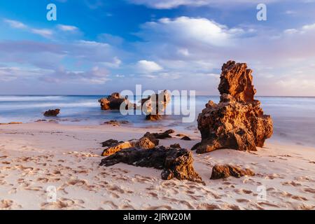 Les moins connus Monforts Beach et Rabbit Rock avec des formations rockpool par une journée ensoleillée à Blairgowrie, Victoria, Australie Banque D'Images