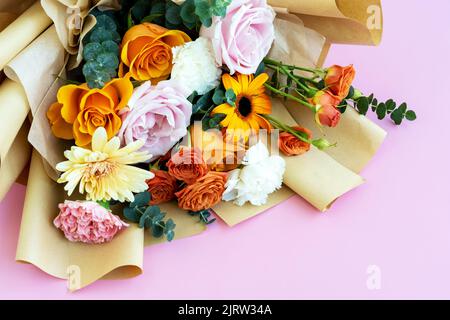 Bouquet de fleurs mélangées avec espace de copie sur fond rose Banque D'Images