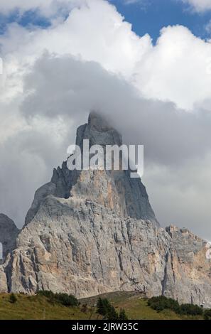 Montagne appelée Cimon della Pala avec des nuages blancs dans les Dolomites italiens Banque D'Images