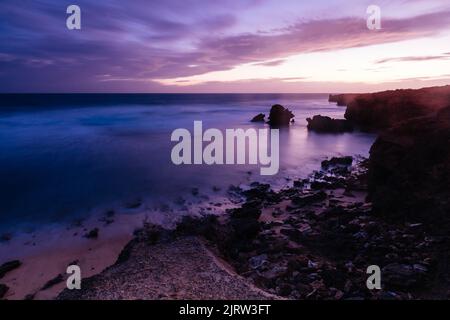 Les moins connus Monforts Beach et Rabbit Rock avec des formations rockpool par une journée ensoleillée à Blairgowrie, Victoria, Australie Banque D'Images