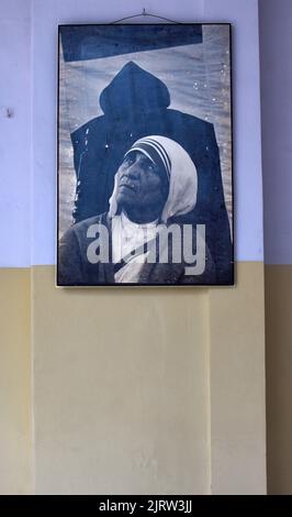 Kolkata, Bengale occidental, Inde. 26th août 2022. Kolkata Sister's prie la tombe de mère Teresa à l'occasion de son anniversaire de naissance le 26th août 2022. (Credit image: © Sandip Saha/Pacific Press via ZUMA Press Wire) Banque D'Images