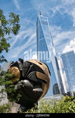 Sphère et architecture moderne au World Trade Centre de New York, Etats-Unis 2022 Banque D'Images