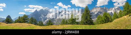 Le panorama du Mont blanc et du massif du Grand Jorasses depuis la vallée du Val Ferret en Italie. Banque D'Images