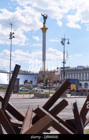 Kiev, Ukraine - 25 août 2022: Guerre de la Russie contre l'Ukraine - hérissons de métal antichar dans les rues de Kiev Banque D'Images