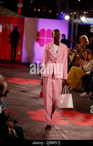 Brisbane, Australie. 26th août 2022. Les mannequins défilent sur une piste de mode portant des marques de designers et de détaillants locaux et internationaux lors de la fête de rue anniversaire 40th du Queen Street Mall à Brisbane, Queensland, Australie, le 26 août 2022. Pour célébrer le 40th anniversaire de l'emblématique centre commercial Queen Street Mall de Brisbane, visitez Brisbane, le centre commercial Queen Street Mall et le conseil municipal de Brisbane ont organisé une soirée de fêtes de rue incluant de la musique live et une piste de mode. (Photo de Joshua Prieto/Sipa USA) crédit: SIPA USA/Alay Live News Banque D'Images