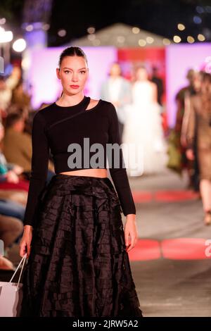 Brisbane, Australie. 26th août 2022. Les mannequins défilent sur une piste de mode portant des marques de designers et de détaillants locaux et internationaux lors de la fête de rue anniversaire 40th du Queen Street Mall à Brisbane, Queensland, Australie, le 26 août 2022. Pour célébrer le 40th anniversaire de l'emblématique centre commercial Queen Street Mall de Brisbane, visitez Brisbane, le centre commercial Queen Street Mall et le conseil municipal de Brisbane ont organisé une soirée de fêtes de rue incluant de la musique live et une piste de mode. (Photo de Joshua Prieto/Sipa USA) crédit: SIPA USA/Alay Live News Banque D'Images
