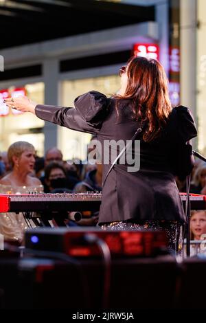 Brisbane, Australie. 26th août 2022. Kate Ceberano et son groupe de soutien se sont performances lors du Queen Street Mall 40th Birthday Street Party à Brisbane, Queensland, Australie, le 26 août 2022. Pour célébrer le 40th anniversaire de l'emblématique centre commercial Queen Street Mall de Brisbane, visitez Brisbane, le centre commercial Queen Street Mall et le conseil municipal de Brisbane ont organisé une soirée de fêtes de rue incluant de la musique live et une piste de mode. (Photo de Joshua Prieto/Sipa USA) crédit: SIPA USA/Alay Live News Banque D'Images