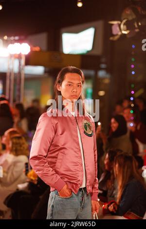 Brisbane, Australie. 26th août 2022. Les mannequins défilent sur une piste de mode portant des marques de designers et de détaillants locaux et internationaux lors de la fête de rue anniversaire 40th du Queen Street Mall à Brisbane, Queensland, Australie, le 26 août 2022. Pour célébrer le 40th anniversaire de l'emblématique centre commercial Queen Street Mall de Brisbane, visitez Brisbane, le centre commercial Queen Street Mall et le conseil municipal de Brisbane ont organisé une soirée de fêtes de rue incluant de la musique live et une piste de mode. (Photo de Joshua Prieto/Sipa USA) crédit: SIPA USA/Alay Live News Banque D'Images