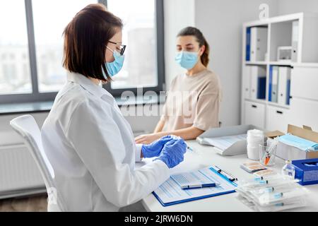 femme médecin avec seringue et patient à l'hôpital Banque D'Images