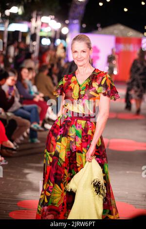 Brisbane, Australie. 26th août 2022. Les mannequins défilent sur une piste de mode portant des marques de designers et de détaillants locaux et internationaux lors de la fête de rue anniversaire 40th du Queen Street Mall à Brisbane, Queensland, Australie, le 26 août 2022. Pour célébrer le 40th anniversaire de l'emblématique centre commercial Queen Street Mall de Brisbane, visitez Brisbane, le centre commercial Queen Street Mall et le conseil municipal de Brisbane ont organisé une soirée de fêtes de rue incluant de la musique live et une piste de mode. (Photo de Joshua Prieto/Sipa USA) crédit: SIPA USA/Alay Live News Banque D'Images
