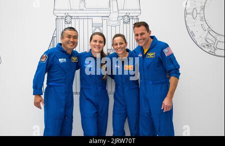 Hawthorne, États-Unis d'Amérique. 16 juin 2022. Les astronautes de la NASA SpaceX Crew-5 posent ensemble pour une photo de groupe au siège de SpaceX, à 16 juin 2022, à Hawthorne, en Californie. En partant de la gauche : Koichi Wakataof JAXA, Anna Kikina de Roscosmos et les astronautes de la NASA Nicole Mann et Josh Cassada. Le lancement de la Station spatiale internationale a été replanifié pour que 3 octobre 2022 s'adapte au trafic d'autres engins spatiaux. Crédit : SpaceX/SpaceX/Alamy Live News Banque D'Images