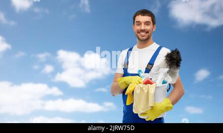 nettoyant masculin dans l'ensemble avec fournitures de nettoyage Banque D'Images