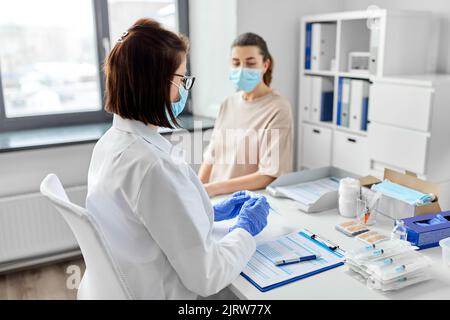 femme médecin avec seringue et patient à l'hôpital Banque D'Images