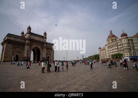 Une foule de touristes visitant la porte de l'Inde à Mumbai, Inde Banque D'Images