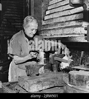 Fabrication de chaînes Rachael Hickman, 74 ans, aux chaînes de William Hackett à Cradley, West Midlands 1964 Banque D'Images