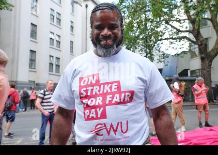 Londres, Royaume-Uni, 26th août 2022. Plus de 100 000 travailleurs postaux du Royal Mail, membres du Syndicat des travailleurs de la communication (CMU), ont organisé la première des quatre sorties en déroute dans un conflit sur la rémunération, où une augmentation de salaire de 5,5% a été rejetée au motif qu'elle est à la traîne de l'inflation et ne couvre pas le coût actuel de la vie. Crédit : onzième heure Photographie/Alamy Live News Banque D'Images