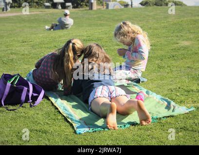 Trois petites filles dans un parc Banque D'Images