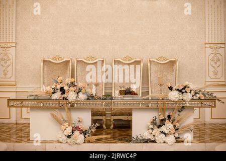 Bouquets de fleurs en vase sur la table de mariage. Banque D'Images