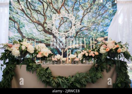 Bouquets de fleurs en vase sur la table de mariage. Banque D'Images