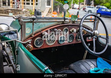 Highlands, Caroline du Nord - 11 juin 2022 : vue détaillée de l'intérieur d'une Bentley 1927 3 litres Speed Model Tourer lors d'un salon de voiture local. Banque D'Images