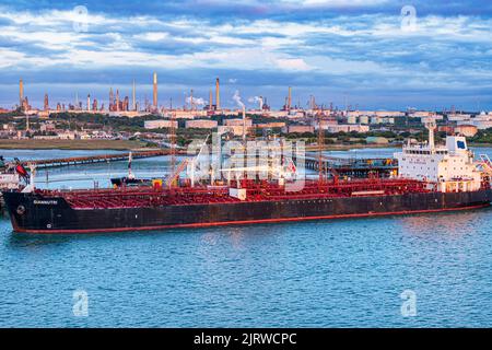 Le pétrolier Giannutri, à l'aube, a amarré à la raffinerie de pétrole de Fawley, propriété d'Esso, à Fawley, au Hampshire, au Royaume-Uni Banque D'Images