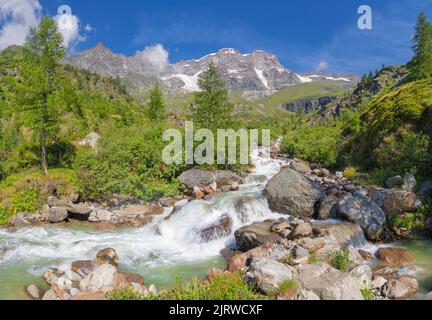 Le panorama des sommets de Punta Gnifetti ou Signalkuppe, Parrotspitze, Ludwigshohe - vallée de la Valsie. Banque D'Images