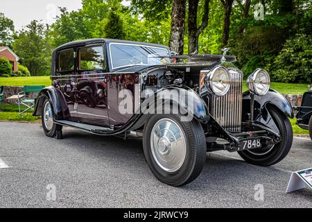 Highlands, Caroline du Nord - 11 juin 2022 : vue d'angle avant à faible perspective d'une berline Rolls-Royce 20/25 1932 lors d'un salon de voiture local. Banque D'Images