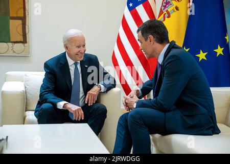 Le Président Joe Biden participe à une réunion bilatérale avec le Président Pedro Sánchez d'Espagne, mardi, 28 juin 2022, au Palais de Moncloa à Madrid. (Photo officielle de la Maison Blanche par Adam Schultz) Banque D'Images
