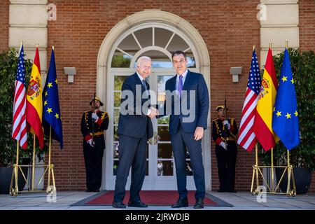 Le Président Joe Biden salue le Président Pedro Sánchez d'Espagne, mardi, 28 juin 2022, au Palais de Moncloa à Madrid. (Photo officielle de la Maison Blanche par Adam Schultz) Banque D'Images