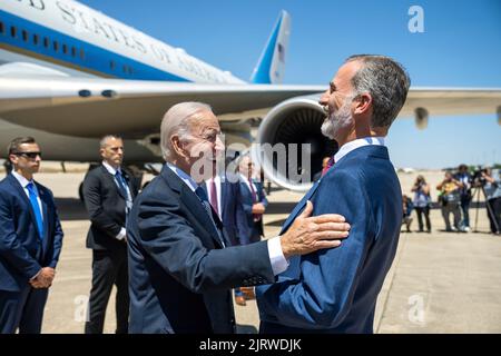 Le président Joe Biden débarque la Force aérienne un à l'aéroport de Madrid Torrejón, mardi, 28 juin 2022, et est accueilli par le roi Philipe VI d'Espagne et des représentants du gouvernement. (Photo officielle de la Maison Blanche par Adam Schultz) Banque D'Images