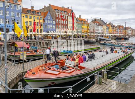 La destination touristique populaire de Nyhavn une crique de la mer bordée de 17th C coloré abrite des cafés et des bars et des bateaux à voile - Copenhague Danemark Banque D'Images